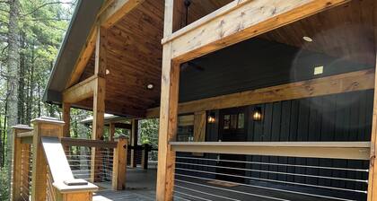 Relaxing Bright Mountain Getaway w/ Hot tub - Newly Renovated Cashiers Area Home