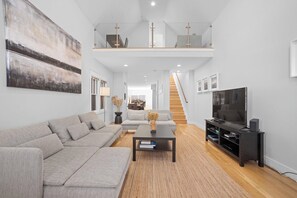 Smart TV - Modern 3BR House – RiNo Art District (Denver)
