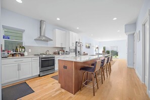 Microwave, oven, stovetop, dishwasher - Modern 3BR House – RiNo Art District (Denver)