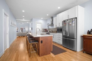 Microondas, horno, placa de cocina, lavavajillas