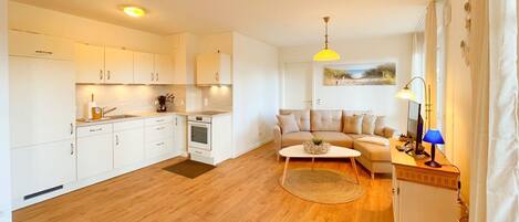 Fernseher, Tischtennisplatte, Stereoanlage