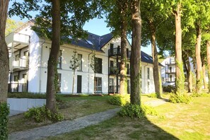 Unclassified image, 2 of 25, button