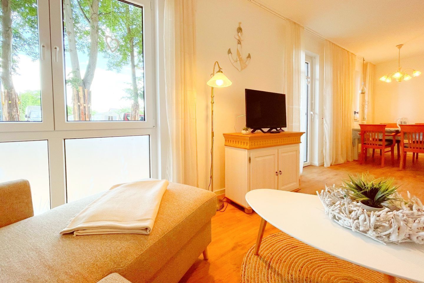 Televisie, een tafeltennistafel en een stereo