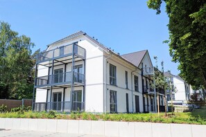 Unclassified image, 3 of 25, button