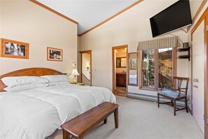 2 bedrooms, travel crib, free WiFi, bed sheets