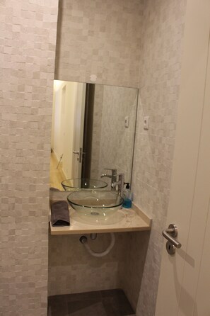 Douche, séchoir à cheveux, serviettes fournies, papier de toilette