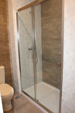 Douche, sèche-cheveux, serviettes fournies, papier toilette