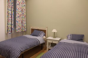 3 chambres, fer et planche à repasser, Wi-Fi, draps fournis