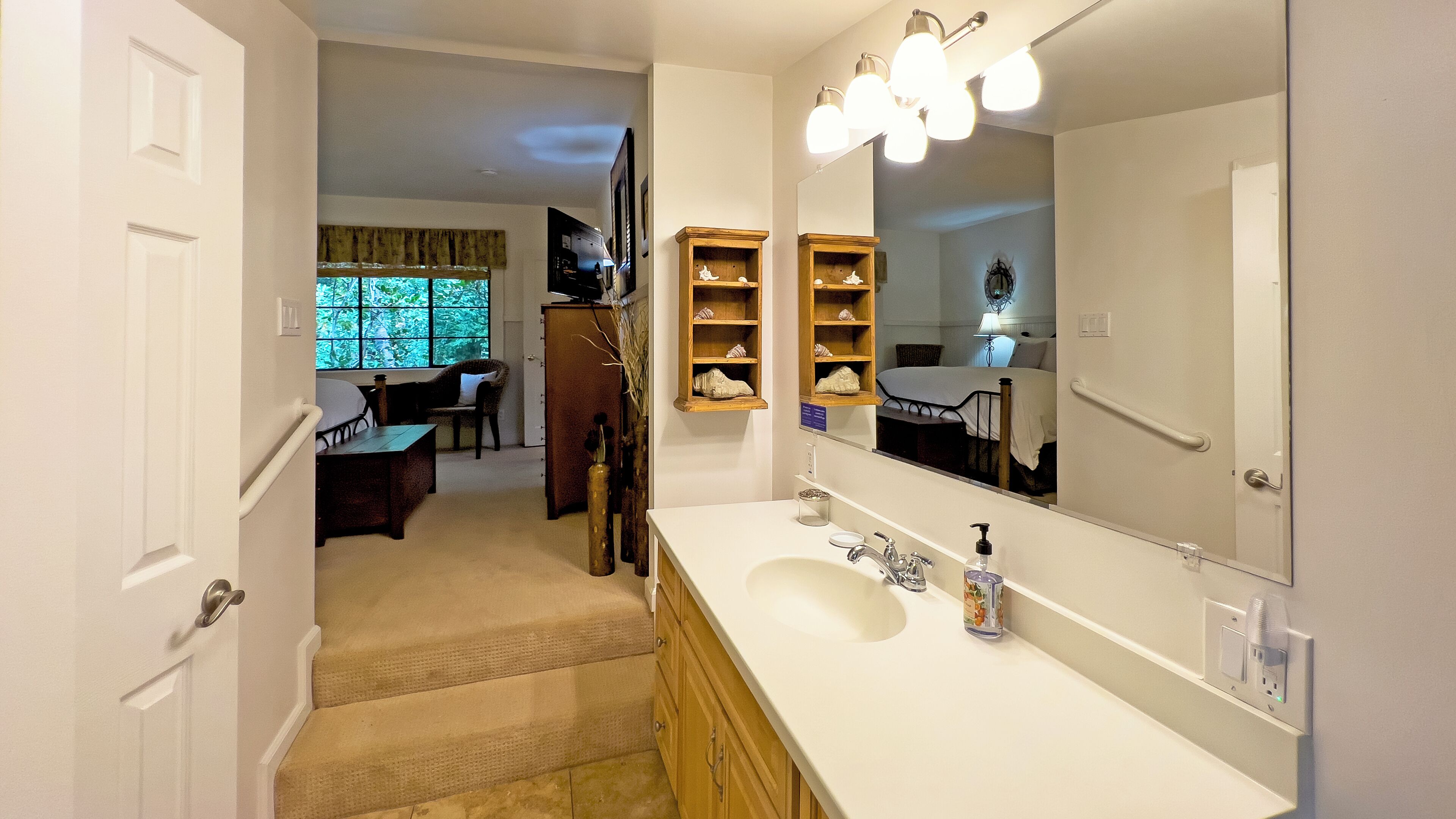 5 habitaciones, escritorio y tabla de planchar con plancha 