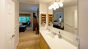 5 camere, una scrivania, ferro/asse da stiro, culla da viaggio