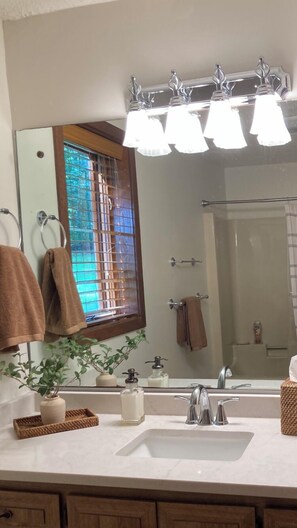 Een douche, een haardroger, een bidet, handdoeken