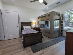 6 bedrooms, desk, travel cot, free WiFi