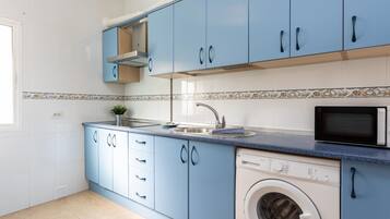 Frigorífico, microondas, placa de cocina y cafetera o tetera