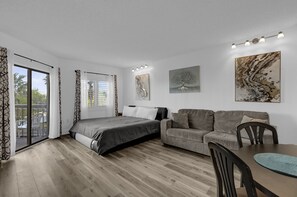 Comfort Studio, 1 King Bed with Sofa bed, Partial Lake View | Egyptian cotton sheets, premium bedding, pillowtop beds