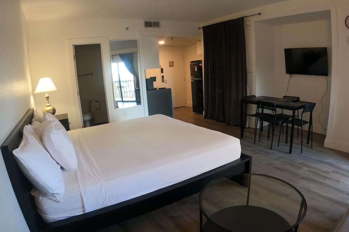 Deluxe Studio, 1 King Bed with Sofa bed, Non Smoking, Partial Lake View | Egyptian cotton sheets, premium bedding, pillowtop beds, desk