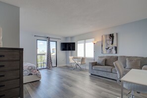 Lyxstudio - 1 queensize-säng med bäddsoffa - sjöutsikt | Vardagsrum | 40-tums smart-tv med kabelkanaler, Netflix och Hulu