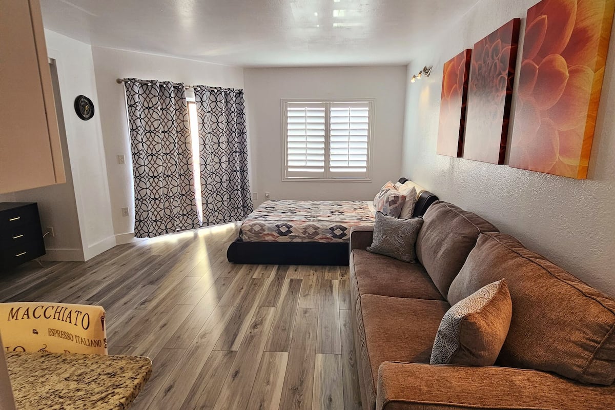 Romantic Studio, 1 Queen Bed with Sofa bed, Balcony, Partial Lake View | Living area | 40-inch Smart TV with cable channels, Netflix, Hulu