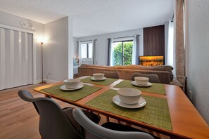 Signature Studio, 1 Queen Bed with Sofa bed, Courtyard View, Ground Floor | Living area
