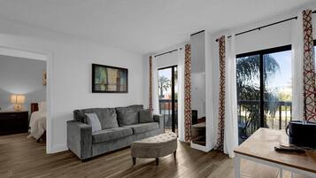 Familjelägenhet - flera sängar - kök - viss sjöutsikt | Vardagsrum | 40-tums smart-tv med kabelkanaler, Netflix och Hulu