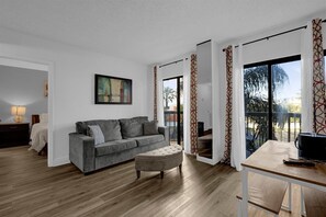 Familjelägenhet - flera sängar - kök - viss sjöutsikt | Vardagsrum | 40-tums smart-tv med kabelkanaler, Netflix och Hulu