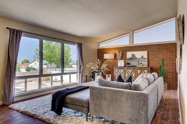 Smart TV, fireplace - Home in Lake Havasu (Lake Havasu City)