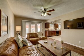 Smart TV, fireplace - Home in Lake Havasu (Lake Havasu City)