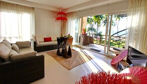 Suite estudio ejecutiva | Minibar, caja de seguridad en la habitación y decoración personalizada 