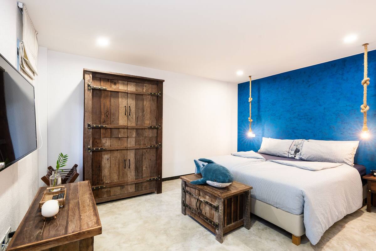 Quarto casal superior | Frigobar, cofres nos quartos, cortinas blackout, Wi-Fi de cortesia