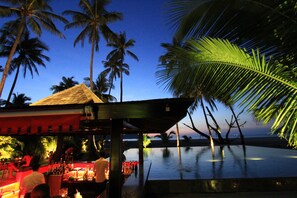 Bar junto a la piscina