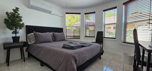 3 bedrooms, desk, iron/ironing board, free WiFi - Chandelier, Marble Table & Beautiful Outdoor Space
 (Long Beach)