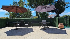 Outdoor dining - Chandelier, Marble Table & Beautiful Outdoor Space
 (Long Beach)