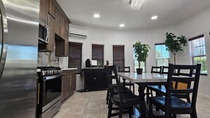 Private kitchen - Chandelier, Marble Table & Beautiful Outdoor Space
 (Long Beach)
