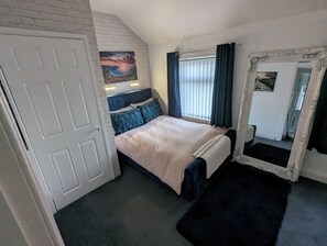 2 chambres, fer et planche à repasser, Wi-Fi, draps fournis