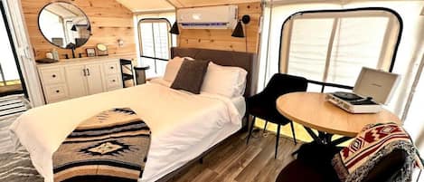 1 bedroom, desk, WiFi, bed sheets
