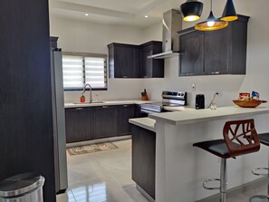 Mikrobølgeovn, ovn og kokeplater