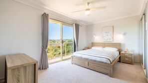 4 bedrooms, iron/ironing board, travel cot, free WiFi - 124 Rocky Point Rd - pet friendly, air con, Wi-Fi, high chair and Cot (Fingal Bay)