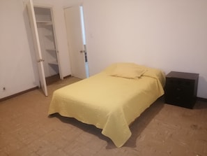 4 habitaciones, tabla de planchar con plancha, wifi y ropa de cama