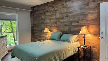 4 makuuhuonetta, työpöytä, ilmainen Wi-Fi, vuodevaatteet