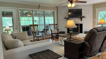 Älytelevisio, takka, videopelejä