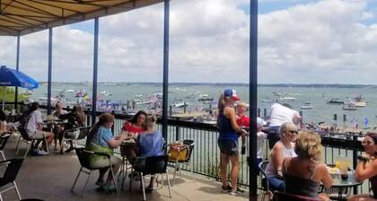 Cozy lake front property with a nice water view & minutes to the harbor resort.