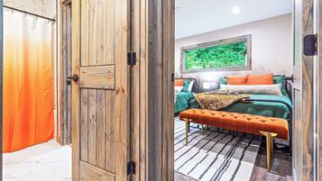 5 chambres, bureau, fer et planche Ă repasser, lit parapluie