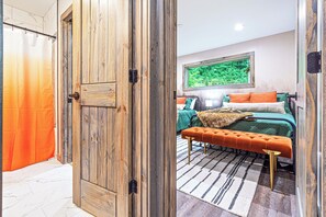 5 Schlafzimmer, Schreibtisch, Bügeleisen/Bügelbrett, Reisekinderbett