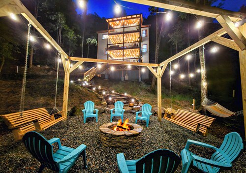 Lux Home, Hot tub, Firepit, Game & Movie Rooms, Boone-12min