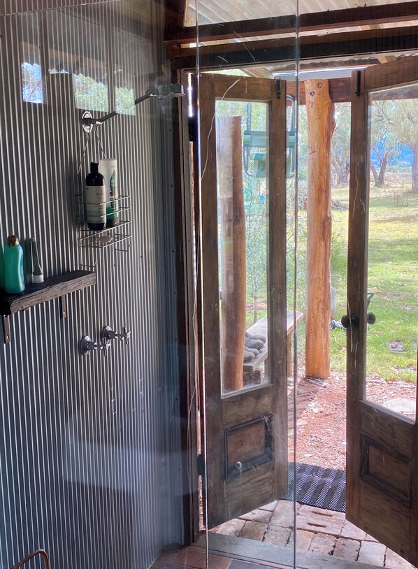 House, 2 Bedrooms, Fireplace, Valley View | Bathroom | Shower - Little House in the Nursery (Wallabadah)