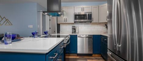 Kjøleskap, mikrobølgeovn, kokeplater og oppvaskmaskin