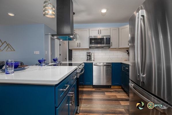 Réfrigérateur, micro-ondes, plaque de cuisson, lave-vaisselle