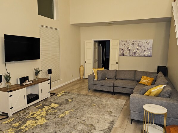 スマートテレビ、暖炉、DVD プレーヤー、卓球台