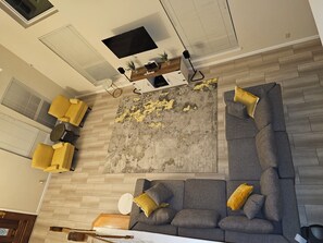 スマートテレビ、暖炉、DVD プレーヤー、卓球台