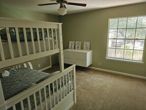 4 Schlafzimmer, Schreibtisch, Bügeleisen/Bügelbrett, Reisekinderbett