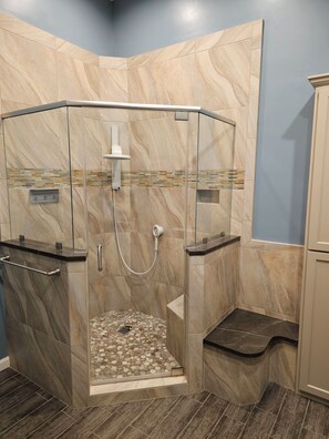 Douche, séchoir à cheveux, serviettes fournies, papier de toilette